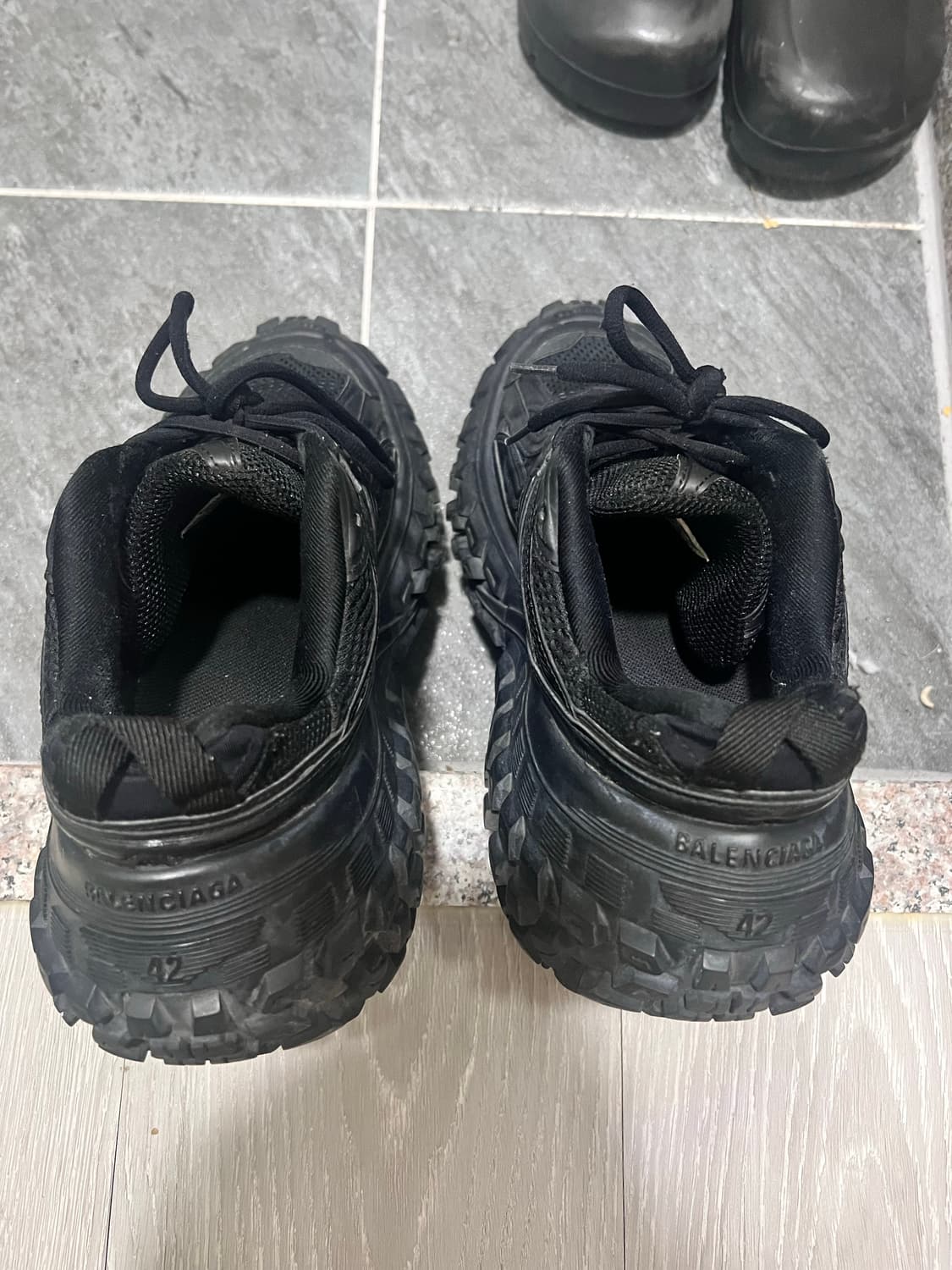 발렌시아가 디펜더 42 상품이미지2