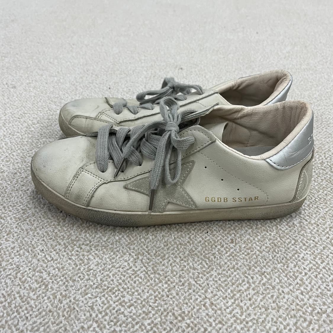 235정도 골든구스 슈퍼스타 스니커즈 0126M 상품이미지2
