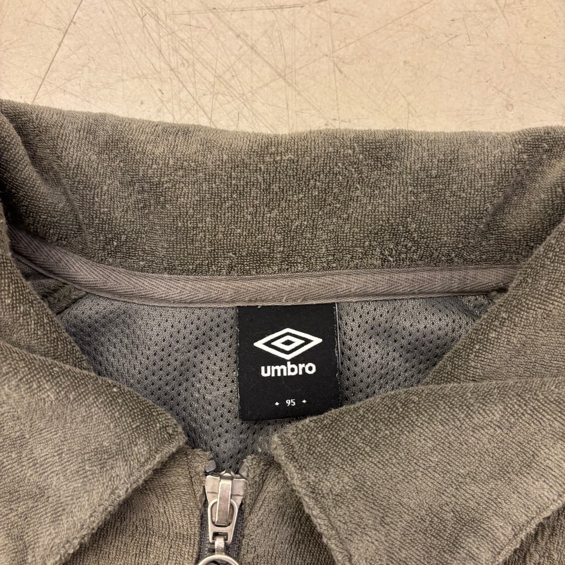 엄브로 벨루어 스몰로고 반집업 맨투맨 상품이미지4