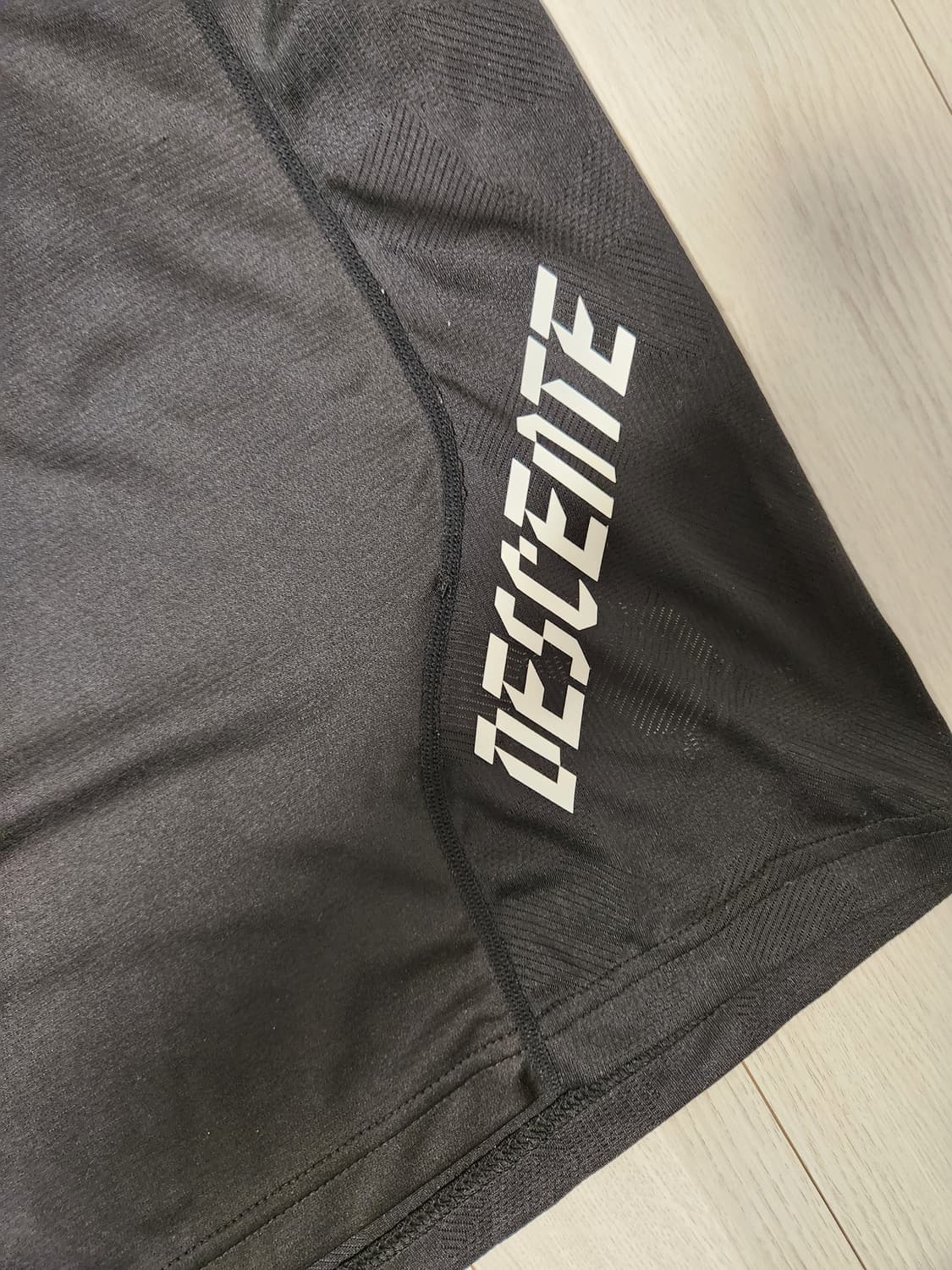 데상트 반팔티 KQJ 남성 자가드 반팔 티셔츠 SM121TTS25 BLK 상품이미지3