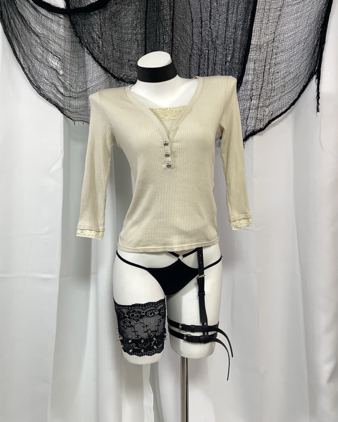 beige lace t-shirt 상품이미지1