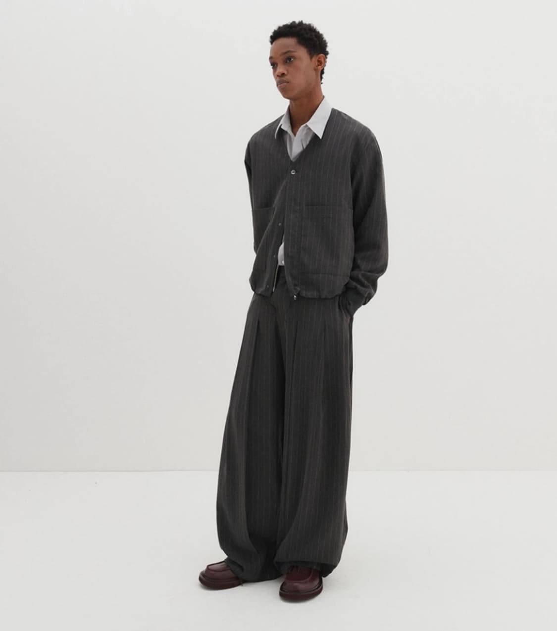 DNSR 디앤써 스트라이프 멀티 플리츠 와이스 슬랙스 차콜 XL 상품이미지3
