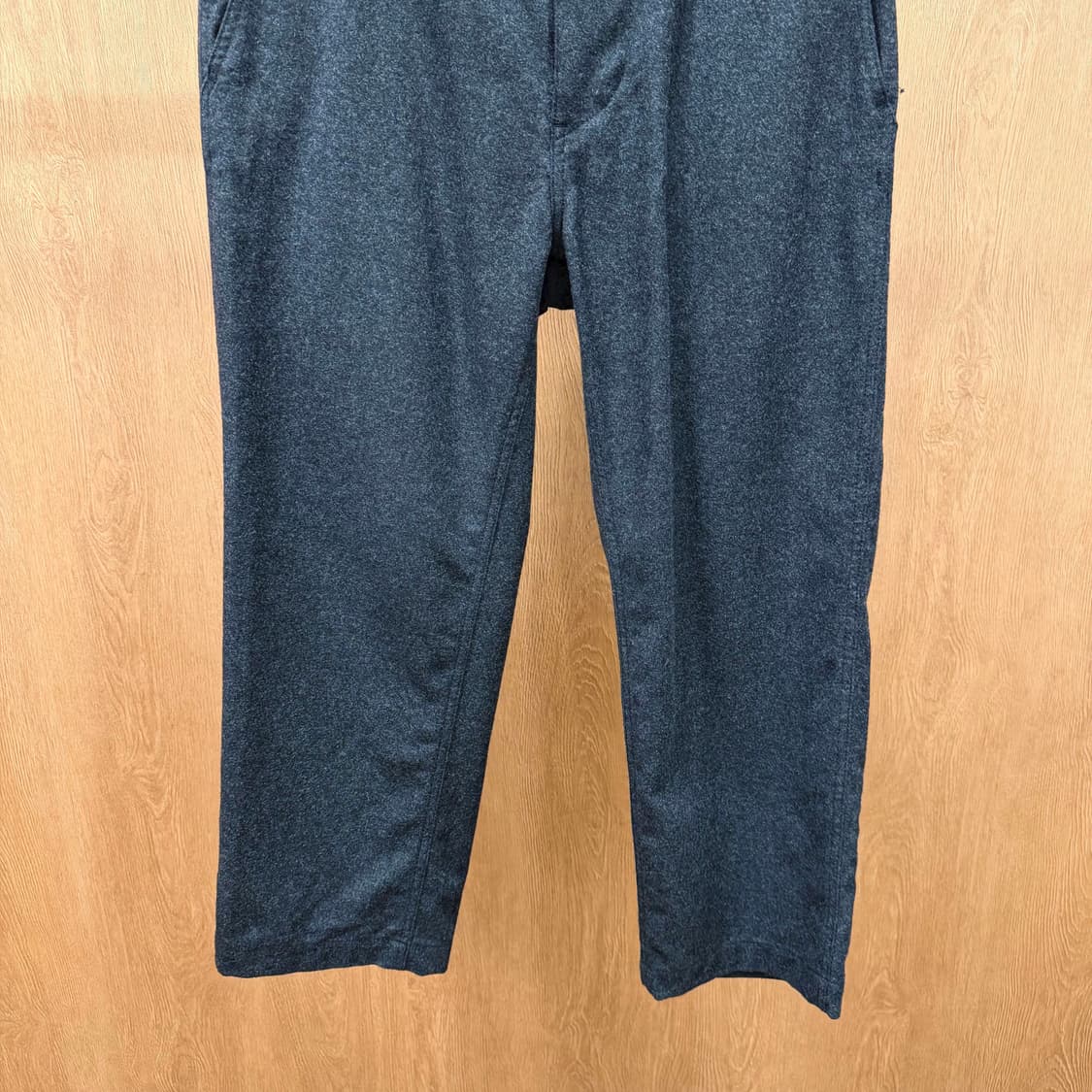 꼼데가르송 옴므 슬랙스 팬츠 백 아웃 포켓 디테일 세미 테이퍼드핏 차콜 상품이미지5