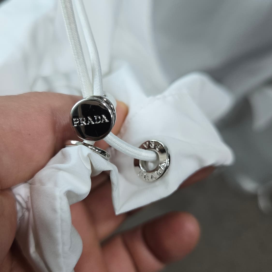 ​[정품] 프라다(PRADA) 삼각로고 나일론 후드 바람막이 - 화이트 상품이미지4