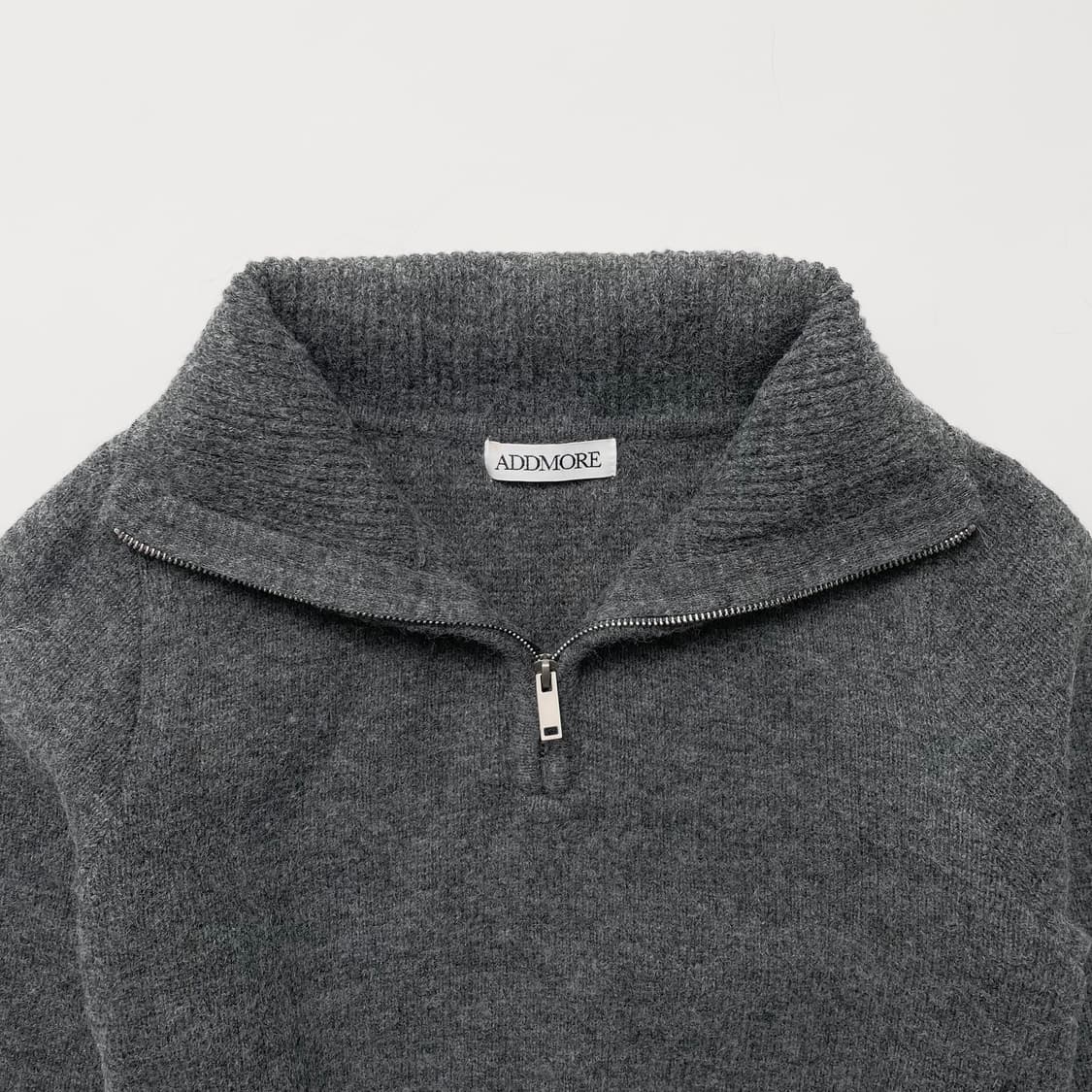 [addmore] 에드모어 알마 하이넥 하프 니트집업 (grey) 상품이미지10