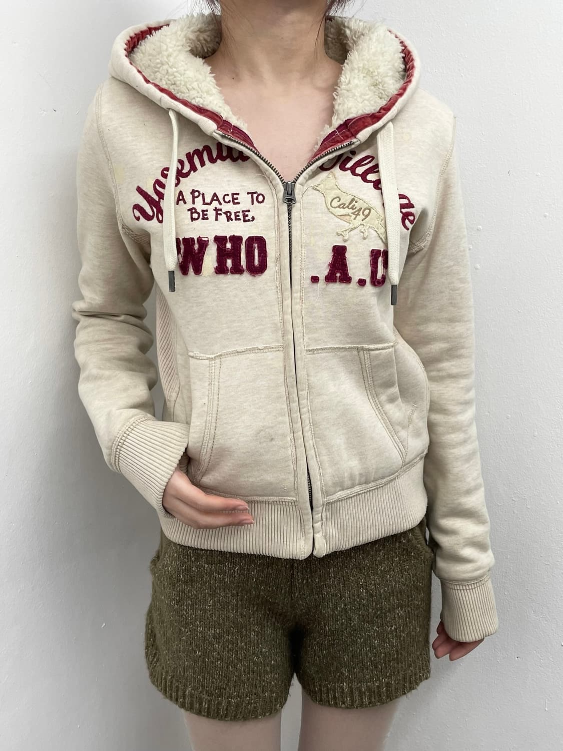 후아유 로고 자수 울프죠 집업 상품이미지1