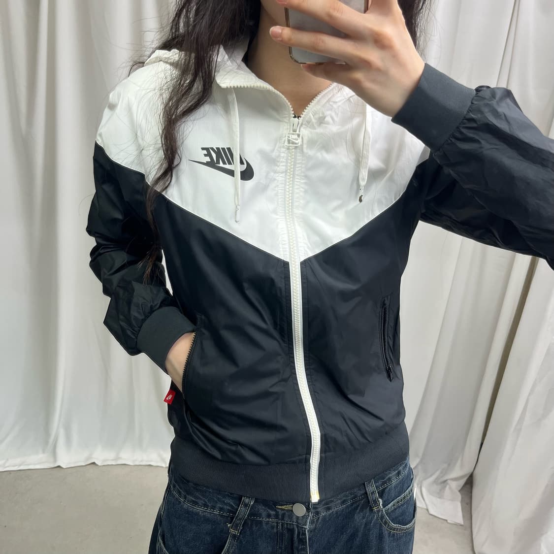 Nike black & white windrunner 상품이미지3