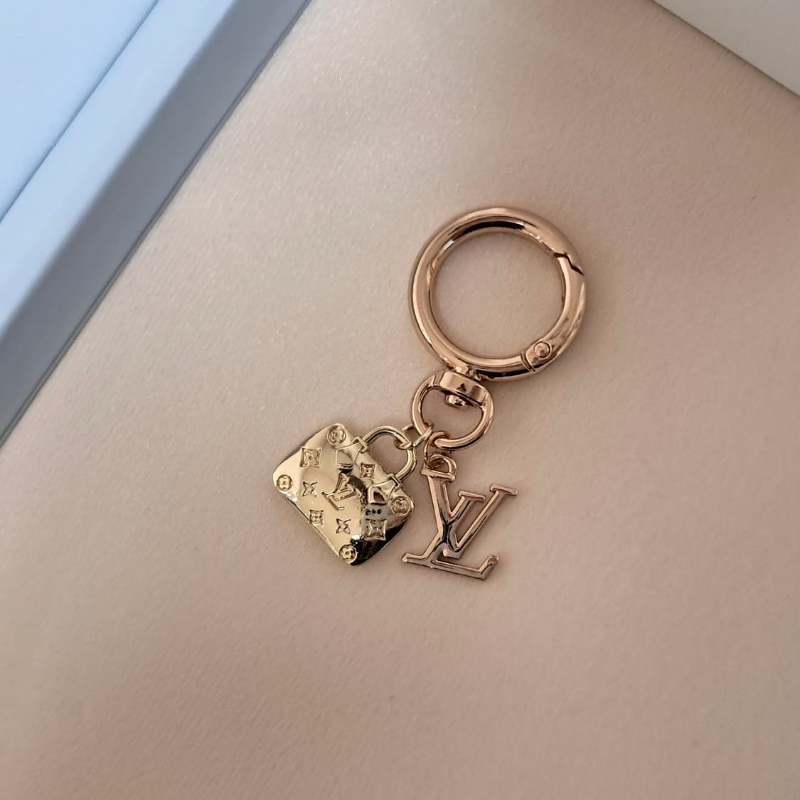 2+1행사) 루이비통 키링 빈티지 펜던트 로고 토트백 상품이미지2