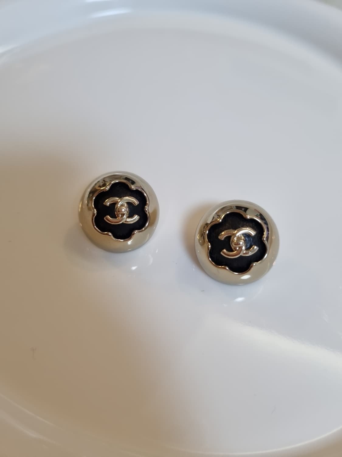 샤넬 업사이클링 까멜리아 턴락  귀걸이 상품이미지2