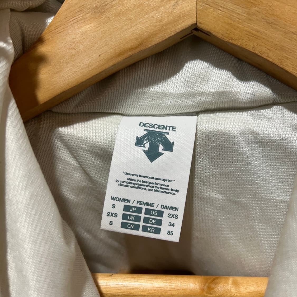 데상트 뽀글이 후드 집업 상품이미지3