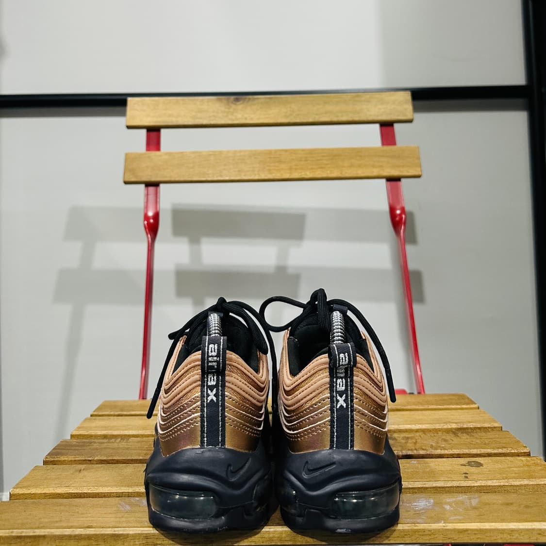 230) 나이키 운동화 여성 여자 신발 에어맥스 97 골드 블랙 상품이미지4
