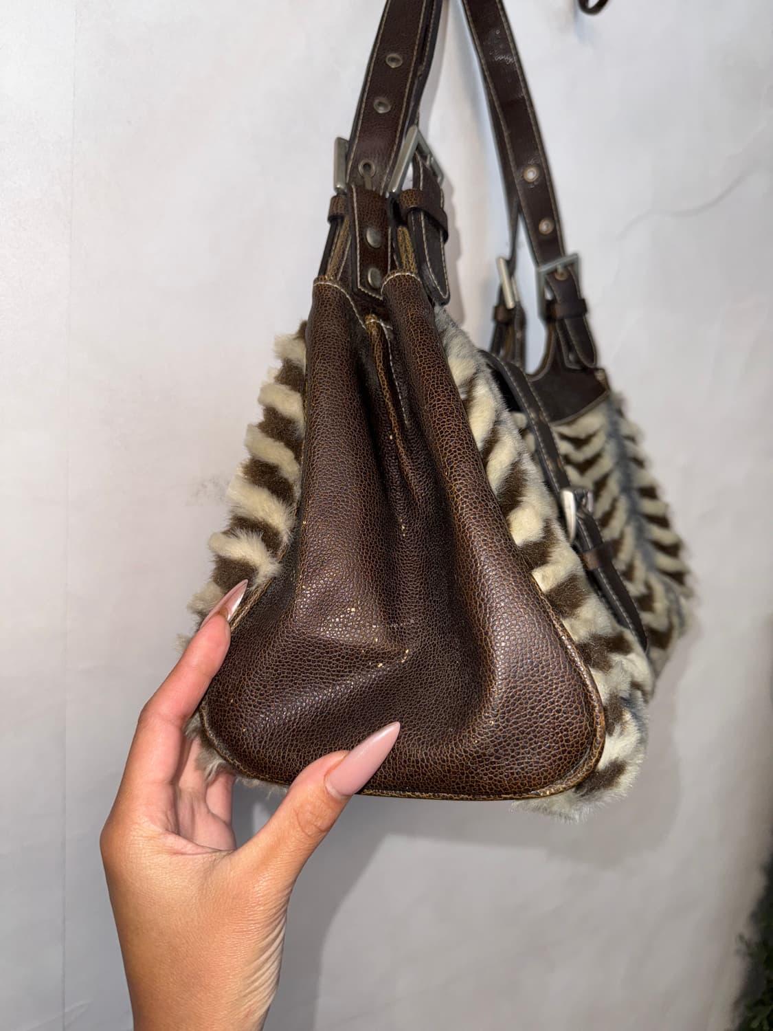 Brown y2k fur buckle shoulder bag 상품이미지6