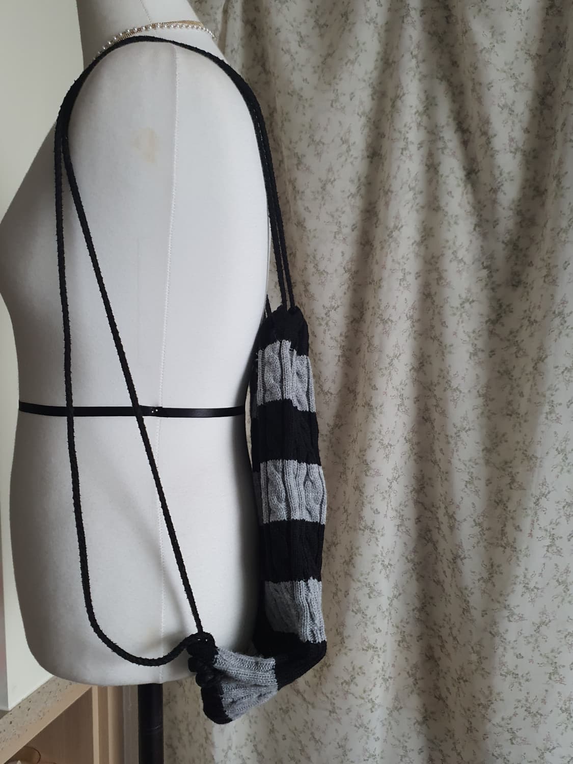 [소품] 니트 스트라이프 크로스백 블랙/그레이 상품이미지2