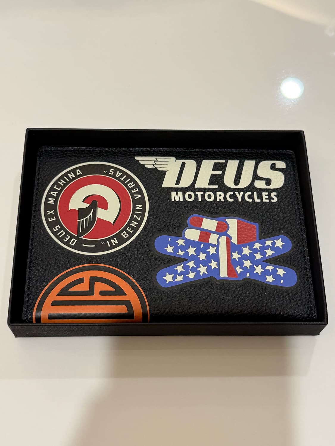 데우스 엑스 마키나 여권케이스 상품이미지1