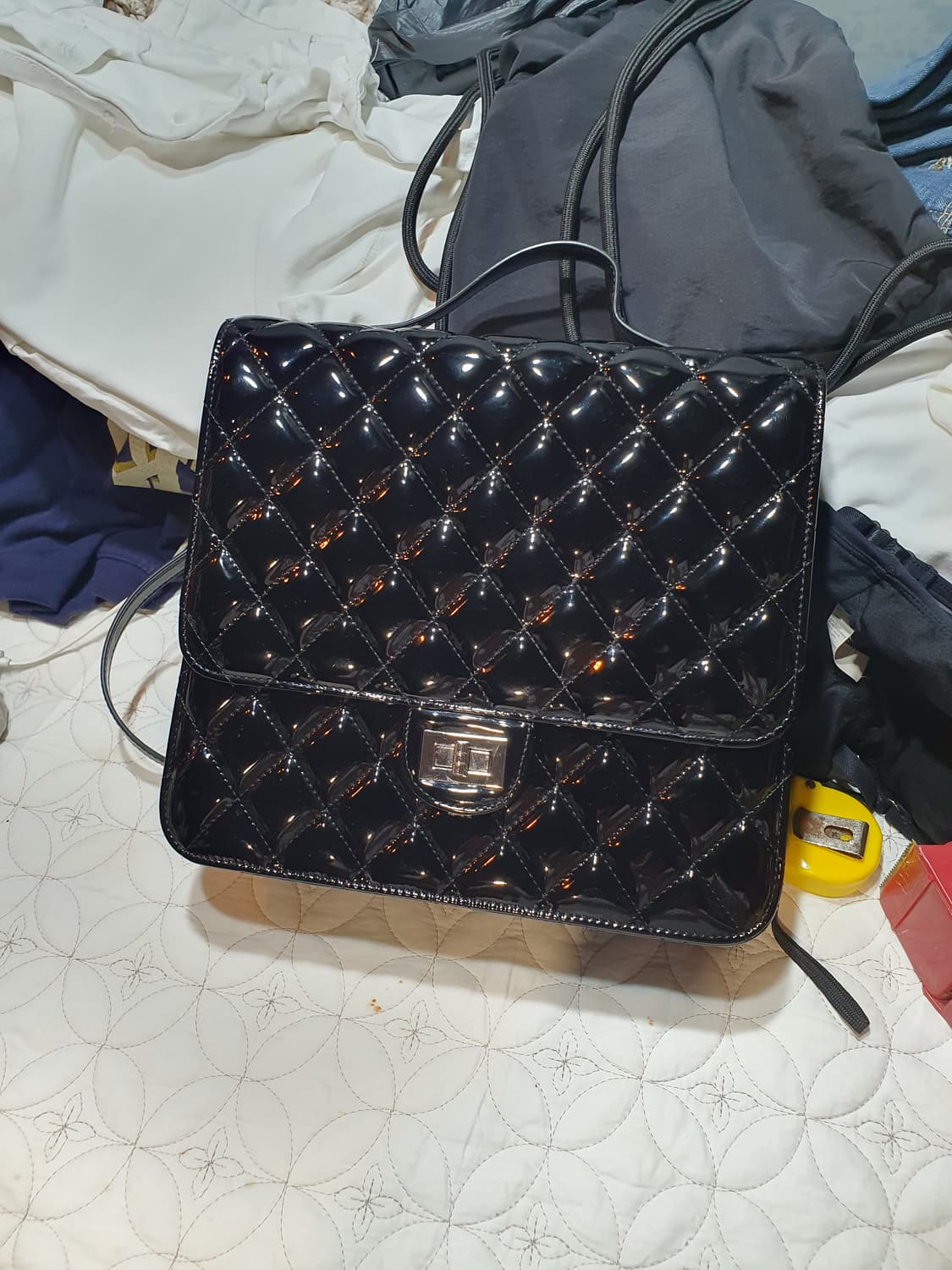 블랙 에나멜 퀼팅 체인 백팩 상품이미지1