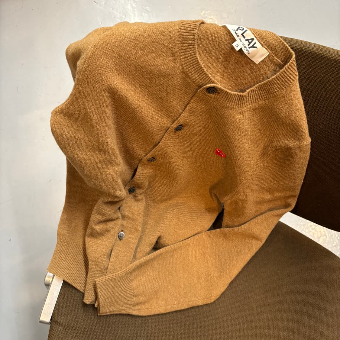 꼼데가르송 플레이 브라운 스몰 하트 가디건(2023/06) 상품이미지1