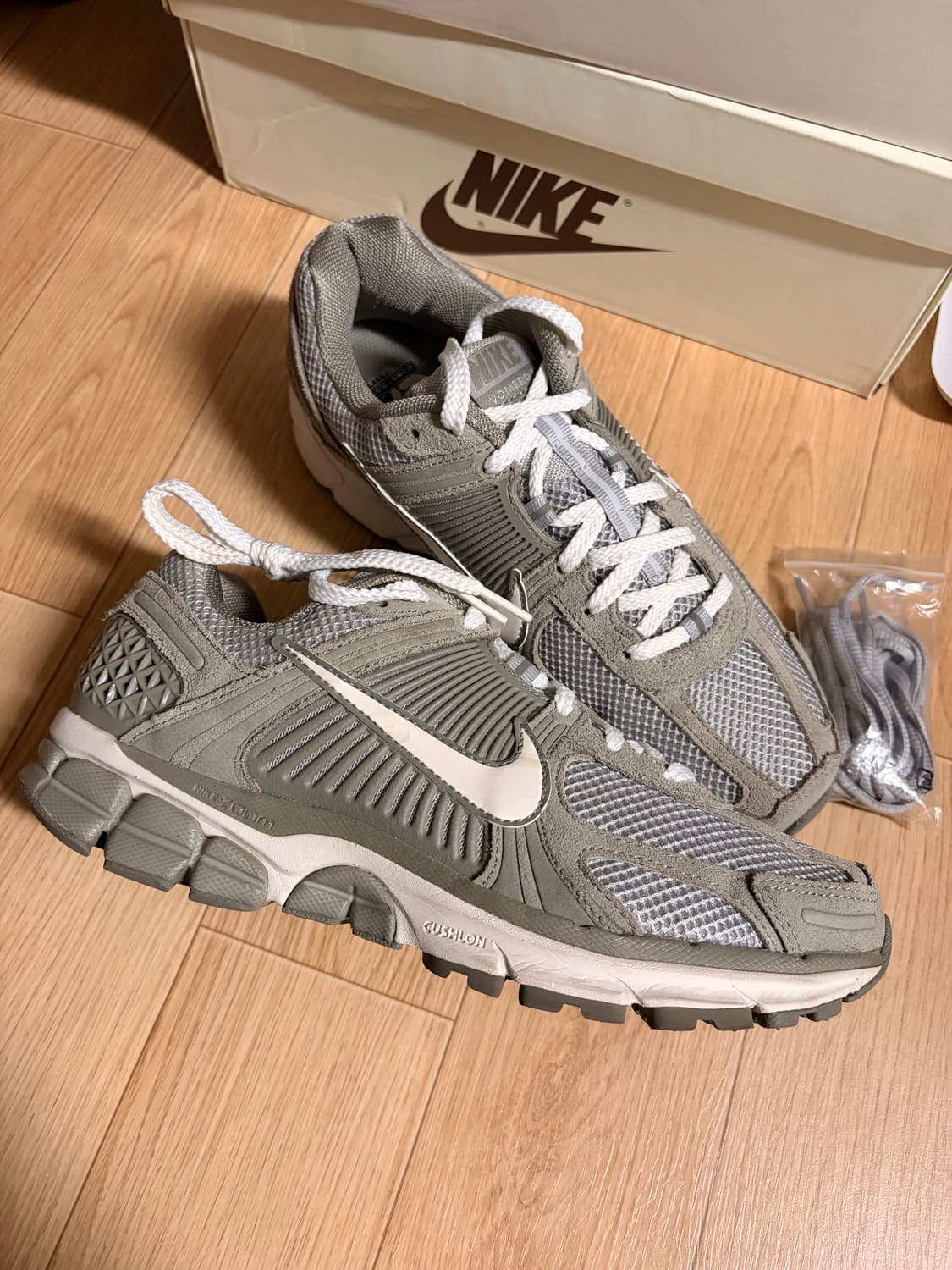 나이키 줌 보메로 5 그레이 스웨이드 상품이미지1