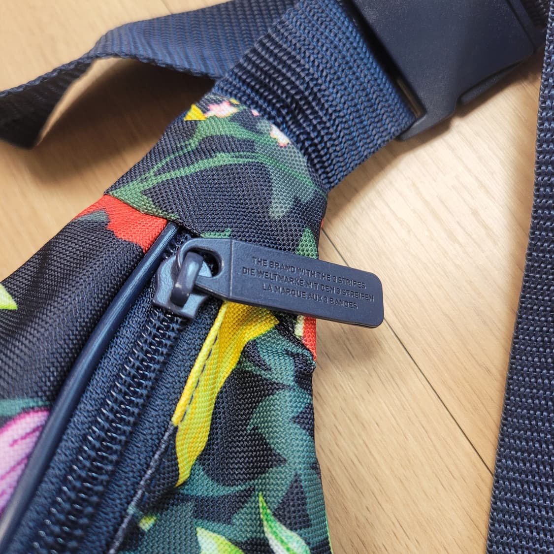 새상품 단종백 희귀템 정품) 아디다스 플라워 슬링백 웨이스트백 상품이미지3