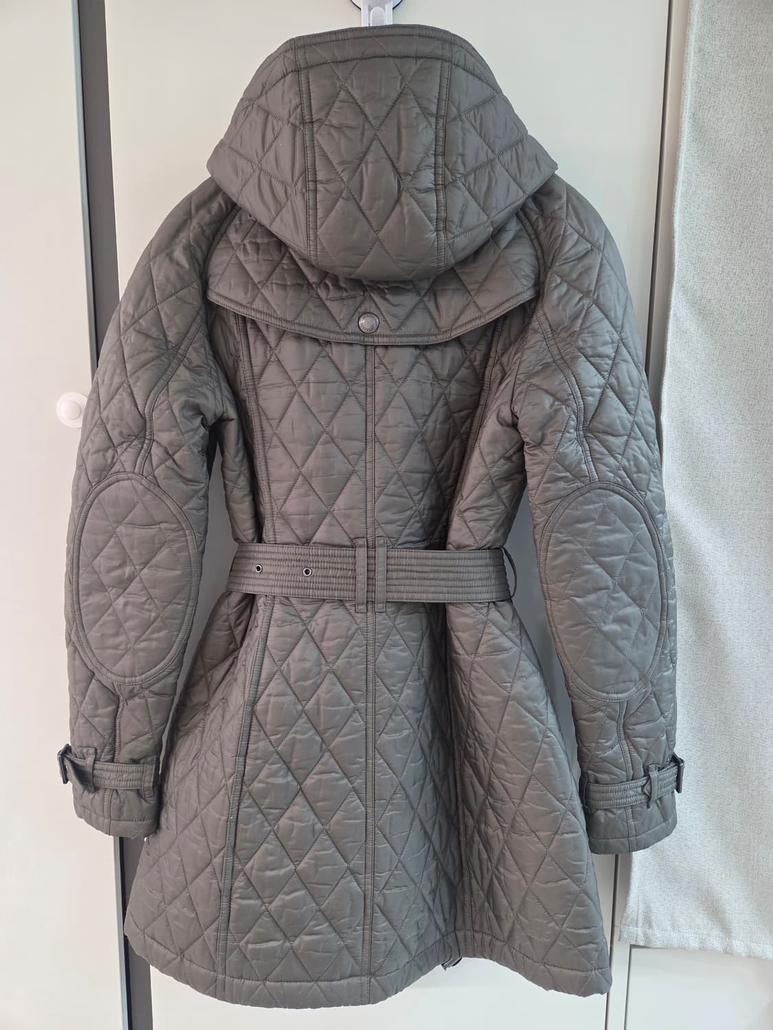 버버리 퀼팅 후드 코트, 뉴핀스브릿지 S 밍크그레이 상품이미지2