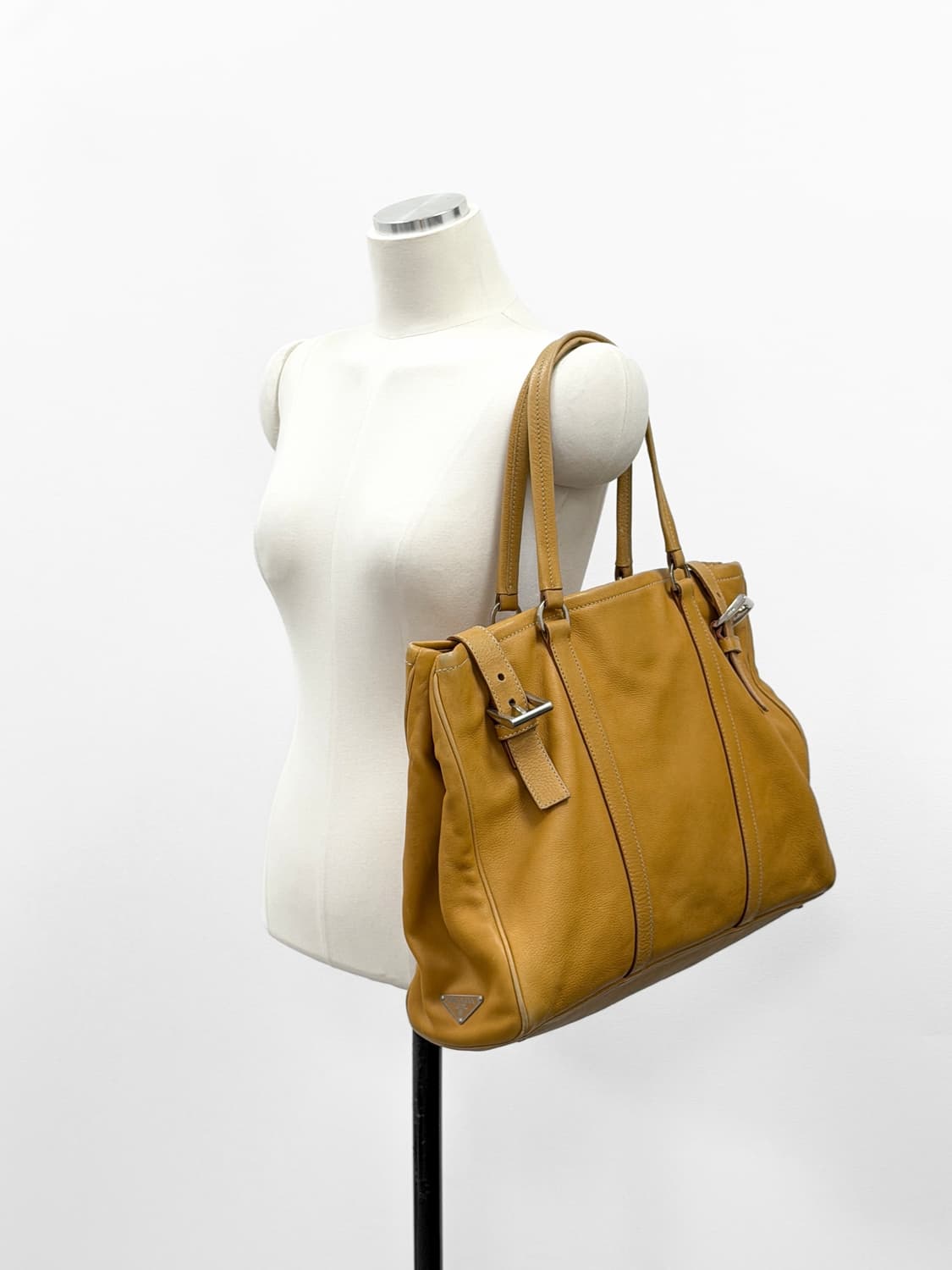 프라다 레더 사이드 로고 버클 디테일 숄더백 상품이미지2