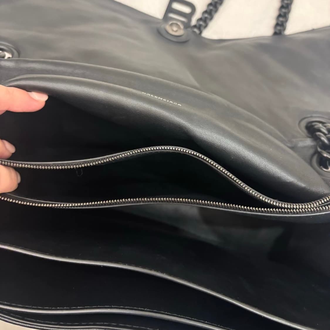 발렌시아가 미디엄 체인 백 퀄티드 블랙 상품이미지9