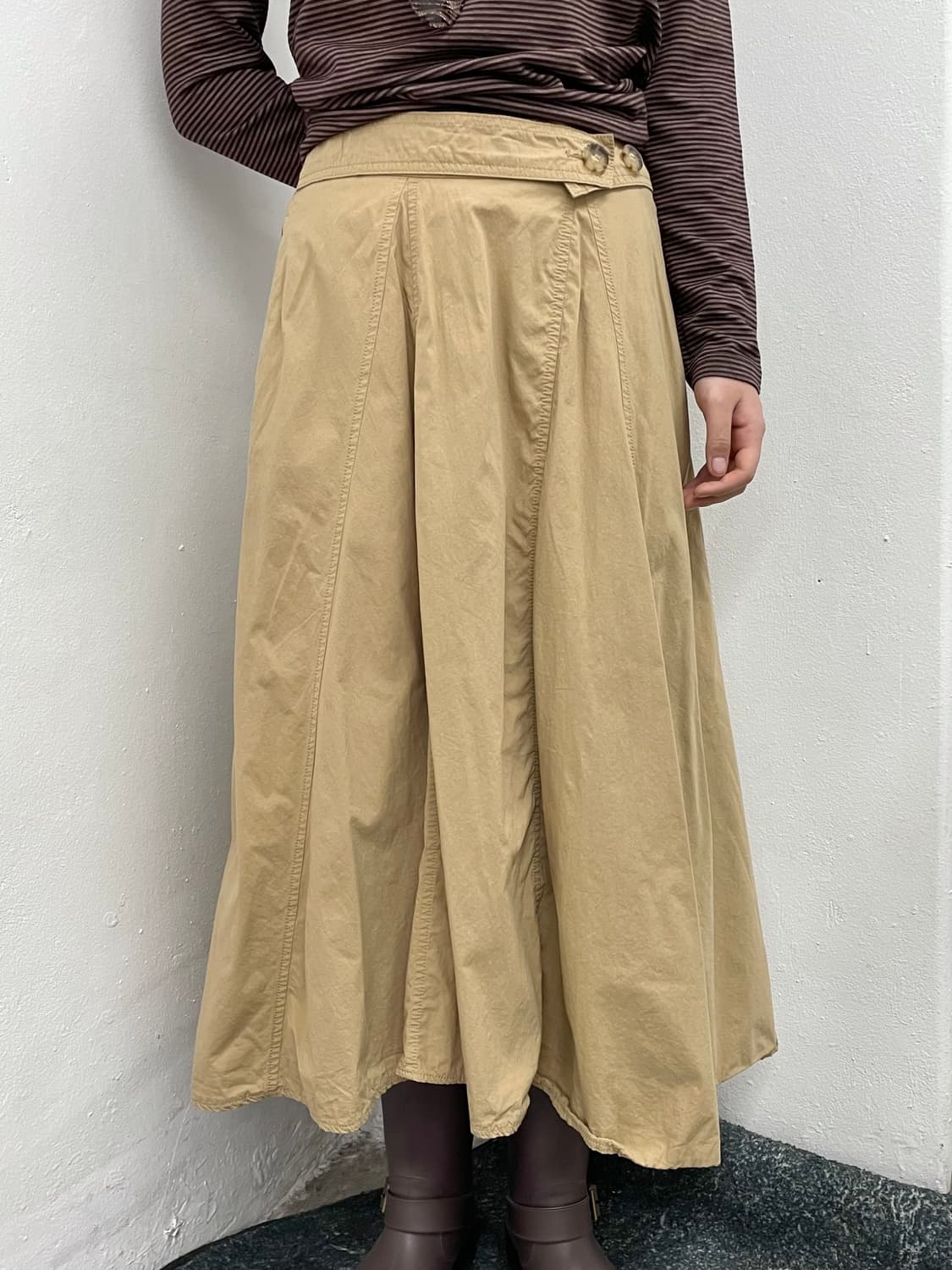 브라운 핀턱 버튼 롱스커트 상품이미지2