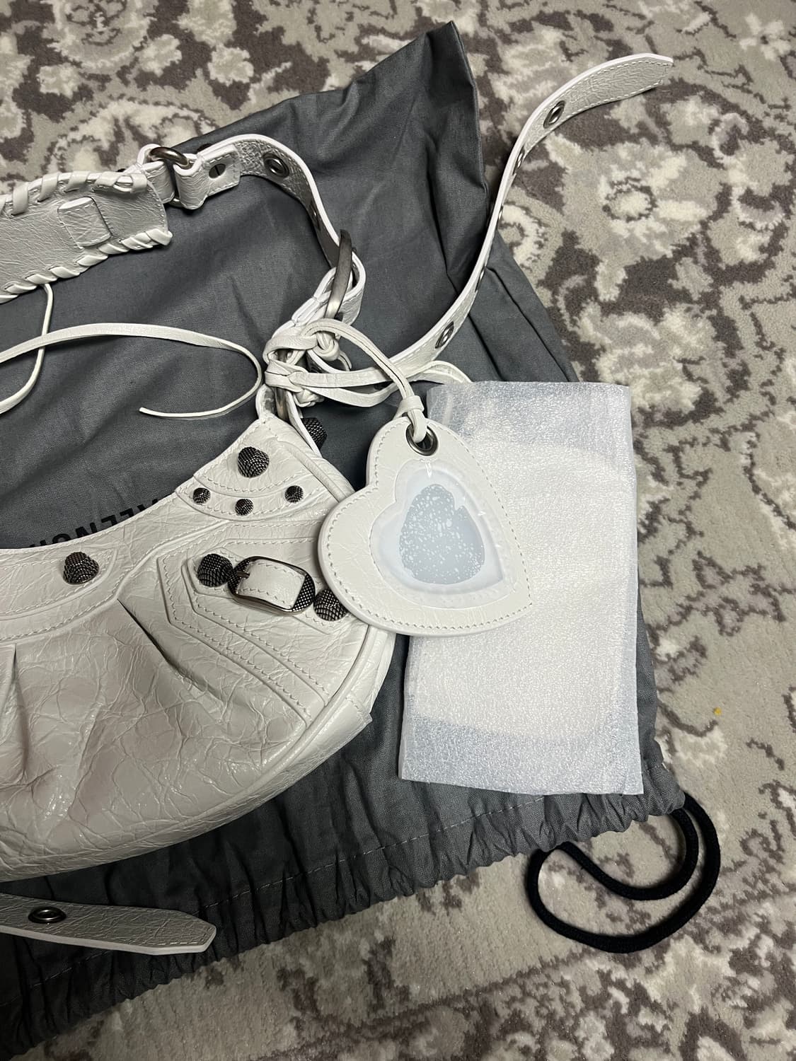 발렌시아가 아레나 램스킨 르카골 XS 화이트 새상품 상품이미지2