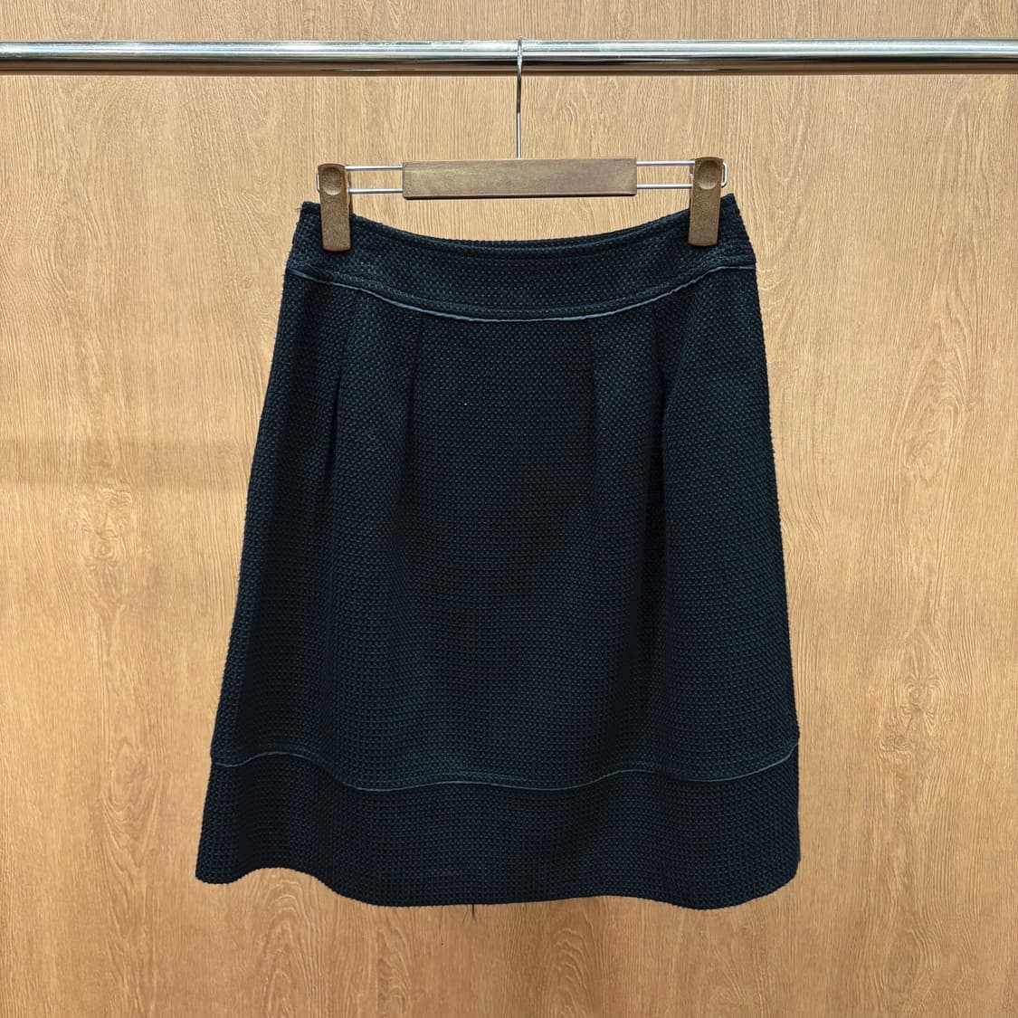 꾸레쥬 A라인 코튼 블렌드 미디 스커트 와플 텍스처 핀턱 디테일 블랙 상품이미지3