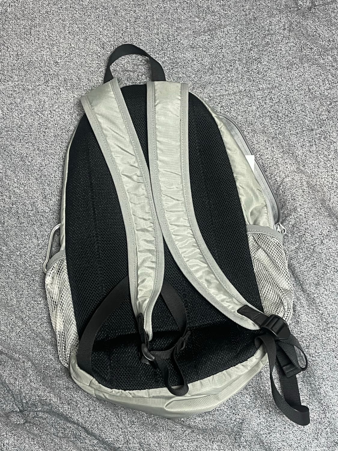 산산기어 백팩 그레이 23fw 상품이미지3