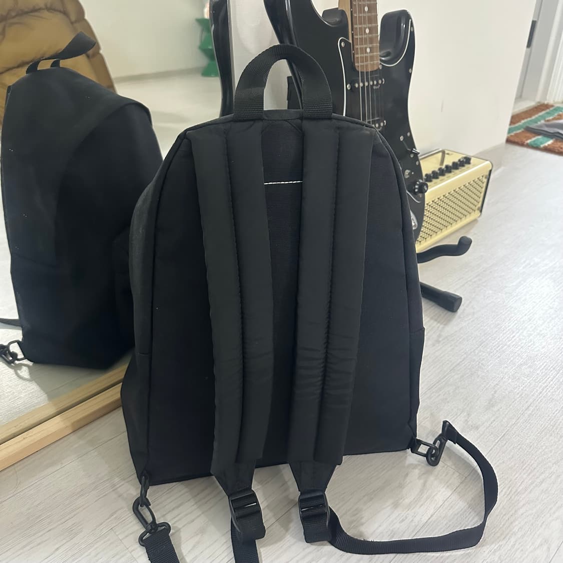 메종마르지엘라 MM6 이스트팩 리버시블 백팩 블랙 화이트 상품이미지7