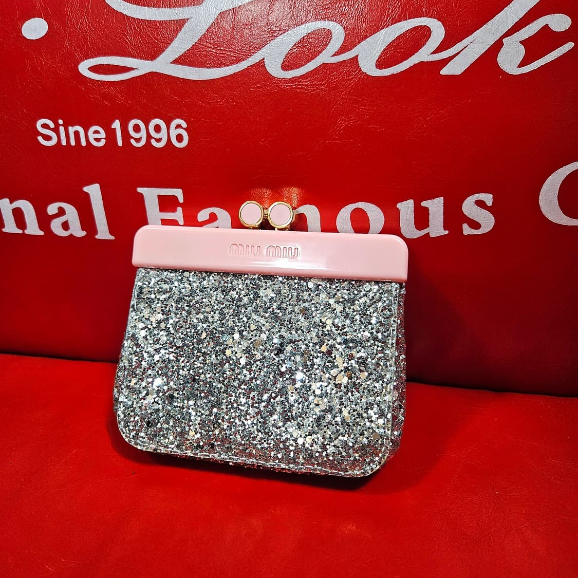 미우미우(MiuMiu) 글리터 키스락 파우치 지갑 상품이미지2