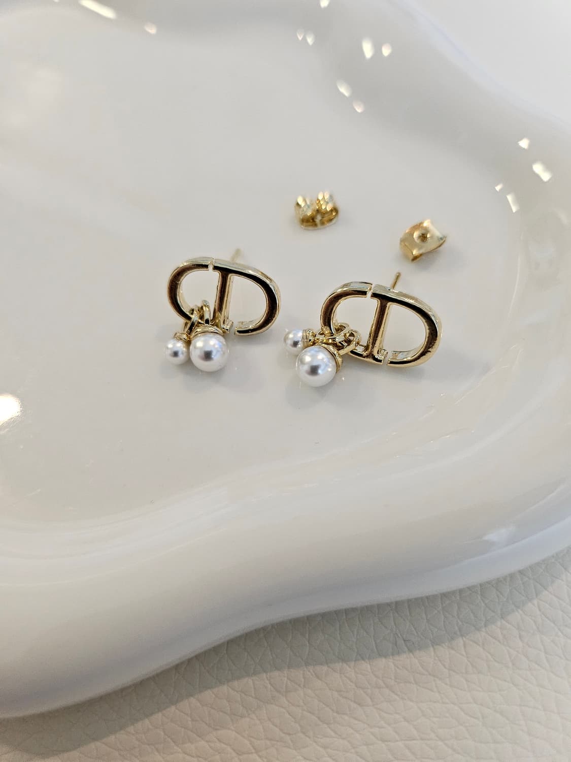 디올 업사이클링 드롭진주 골드 귀걸이 상품이미지5