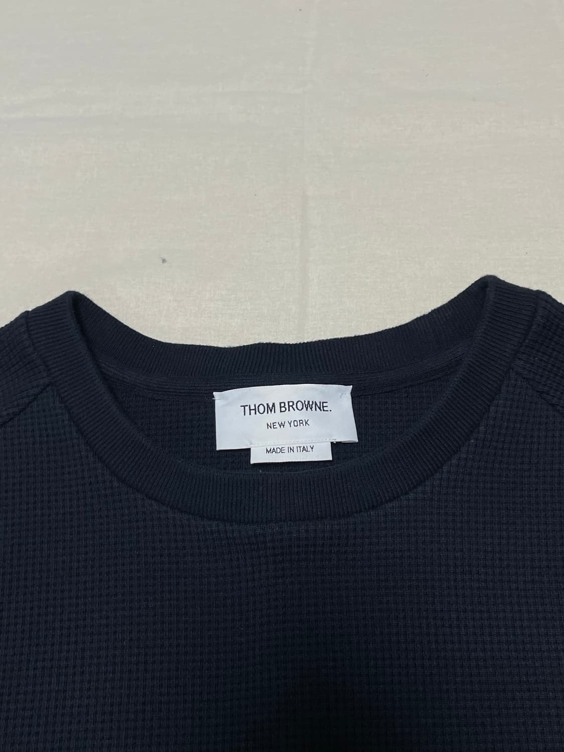 새상품급) 톰브라운 사선완장 래글런 와플 니트 맨투맨 [4] 상품이미지2