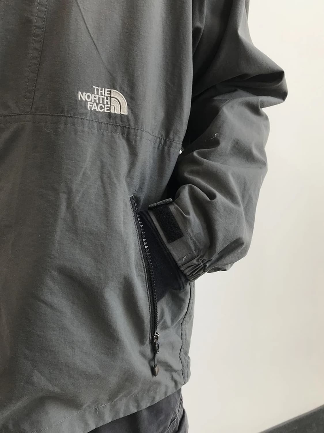 The North Face Gray Hood Windbreaker 상품이미지3