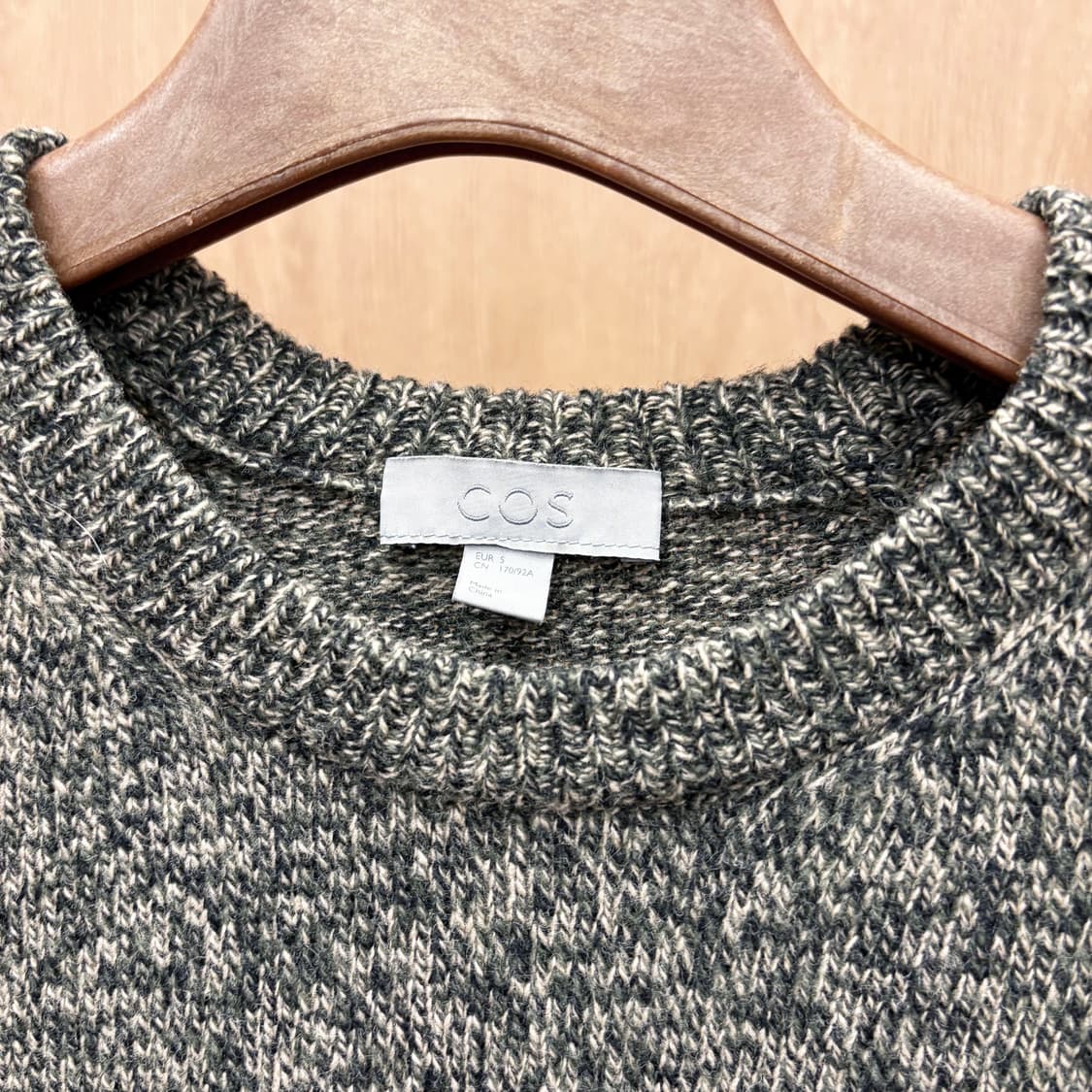 코스 레귤러핏 라운드넥 울 긴팔 니트 멜란지 짜임 리브 마감 디테일 카키 상품이미지6