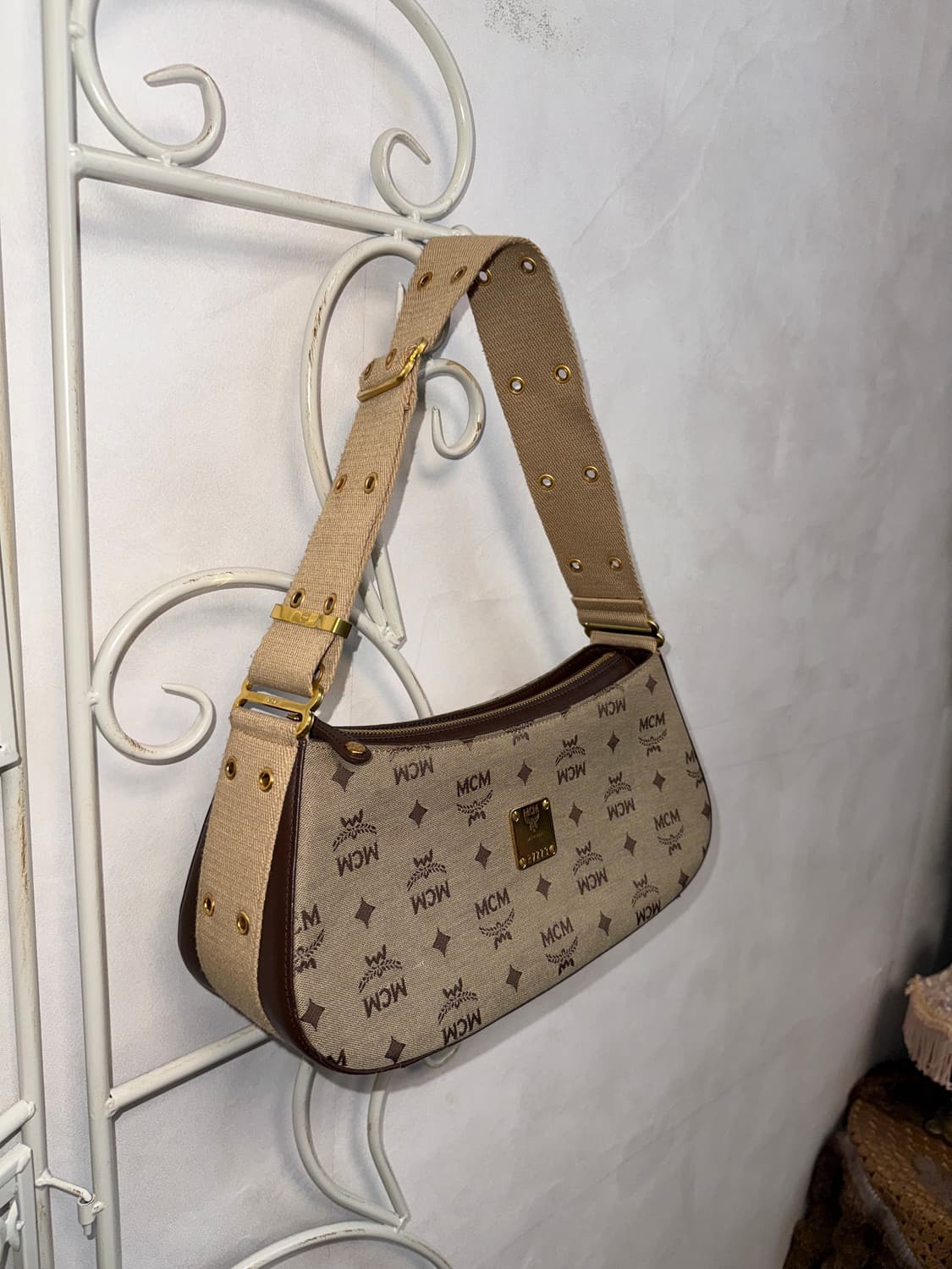 MCM beige logo eyelet strap shoulder bag 상품이미지2