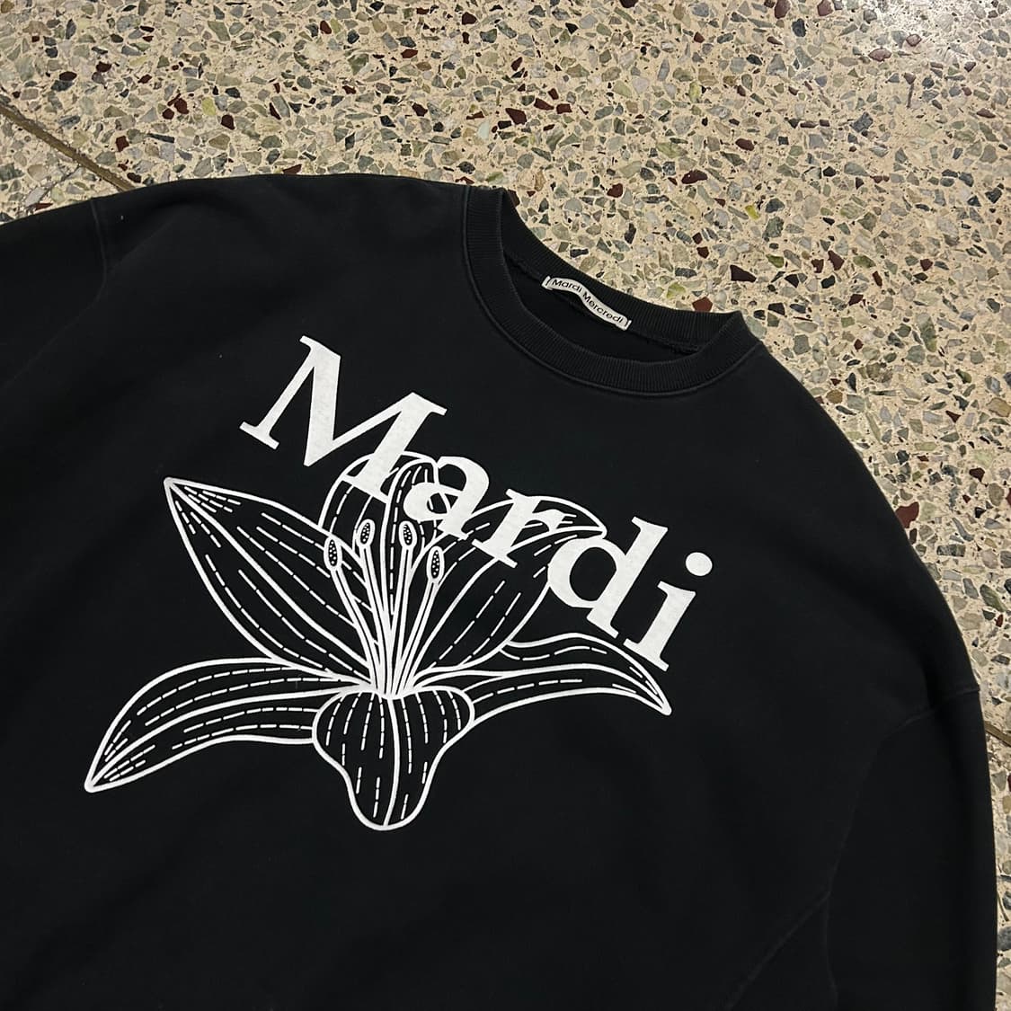마르디 메크르디 블랙 플라워 맨투맨 상품이미지2