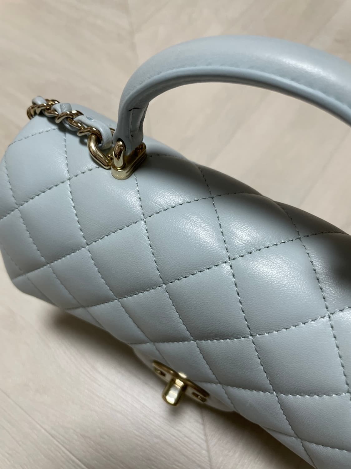 샤넬 뉴미니 탑핸들 금장 라이트 블루 상품이미지4