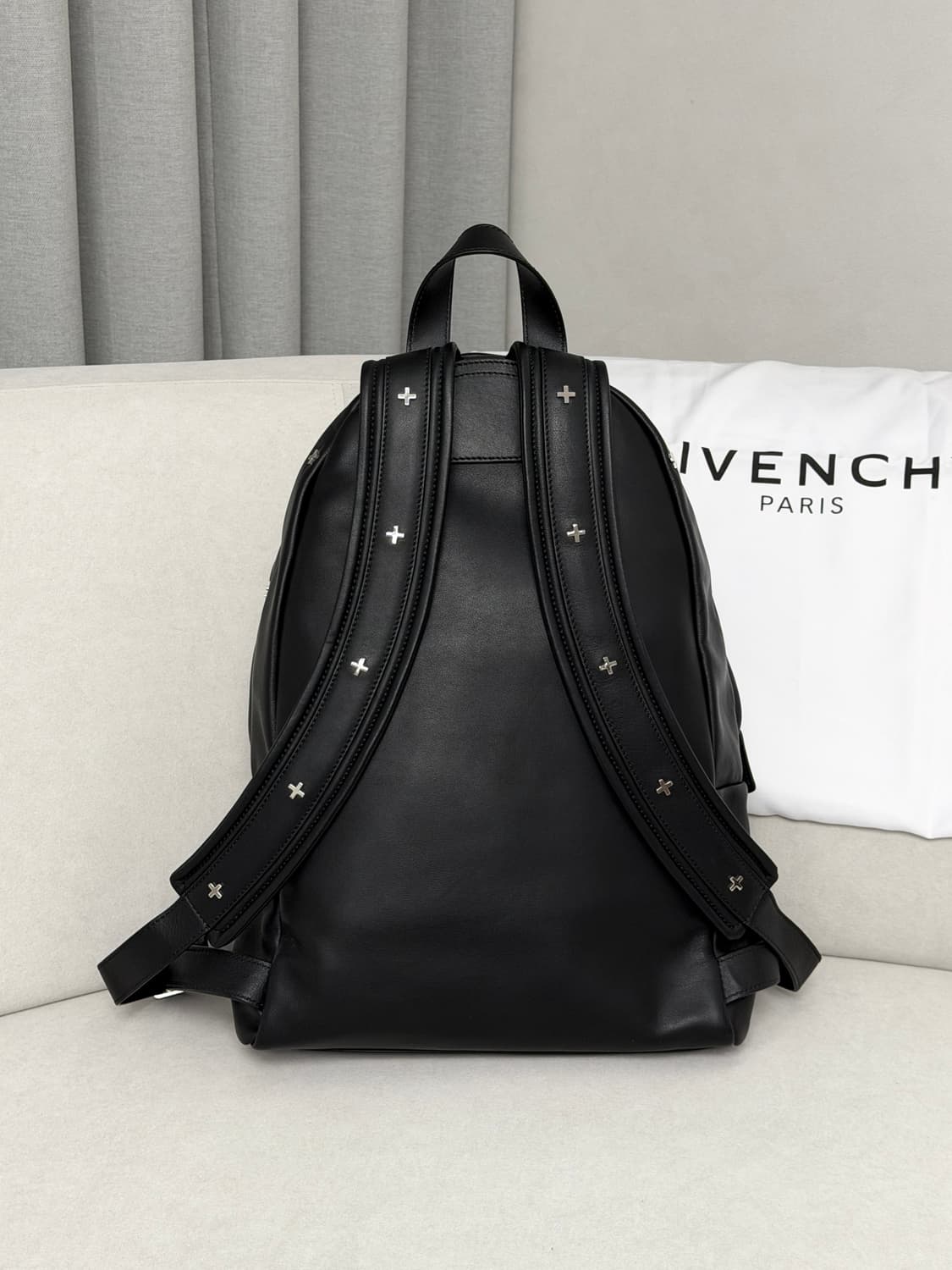 지방시 크로스 스터드 레더 백팩 상품이미지4