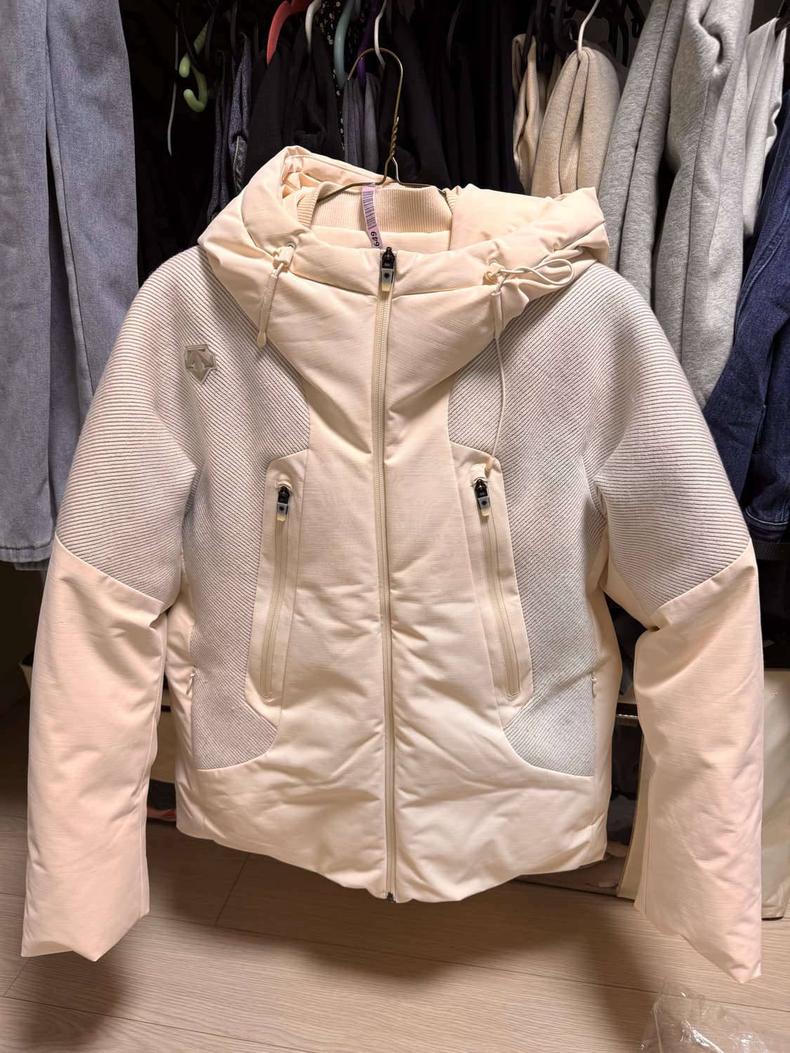 데상트 스웨터 페이스 후드 숏다운 상품이미지2