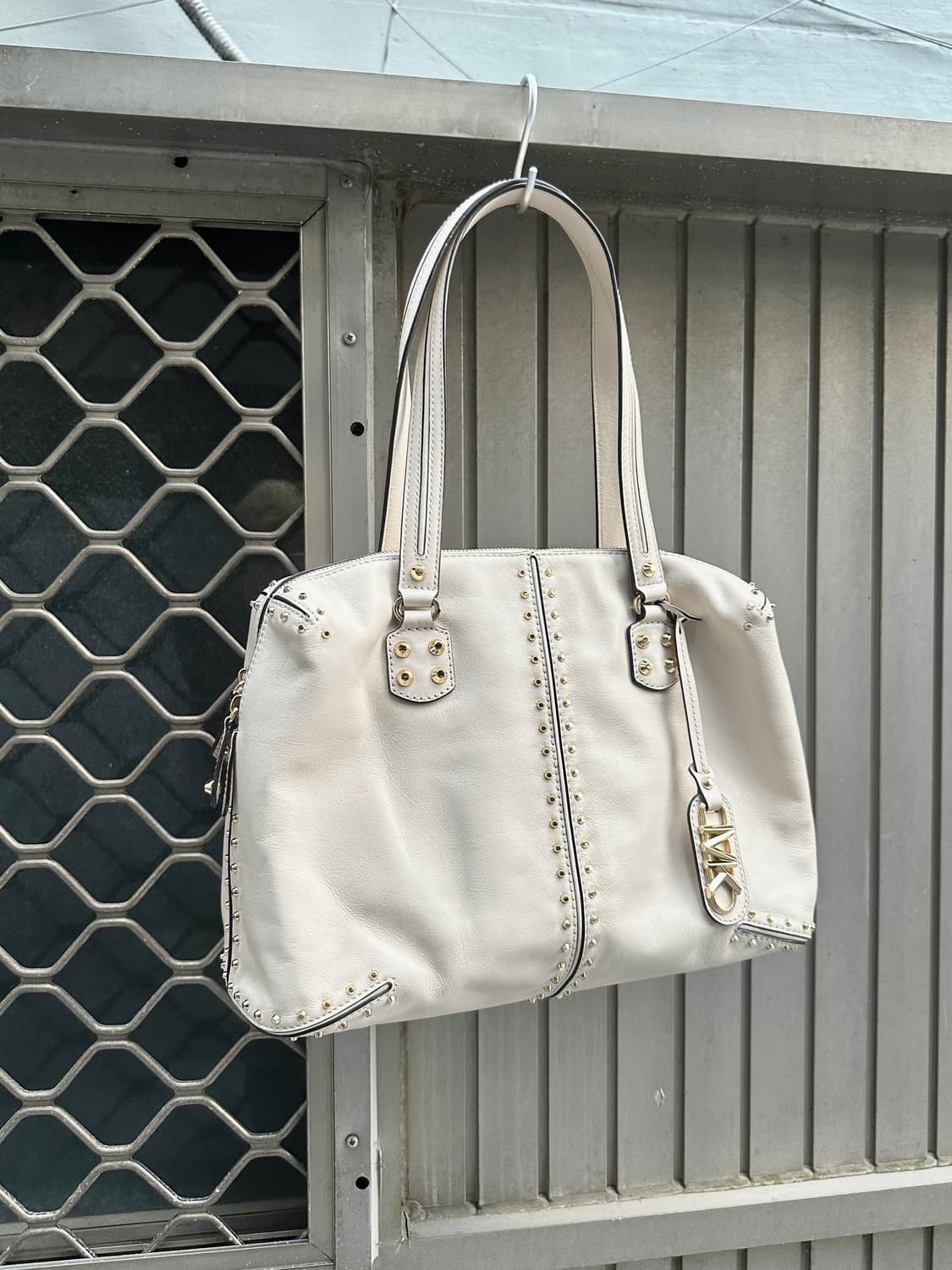 Michael Kors stud leather shoulder bag  상품이미지2