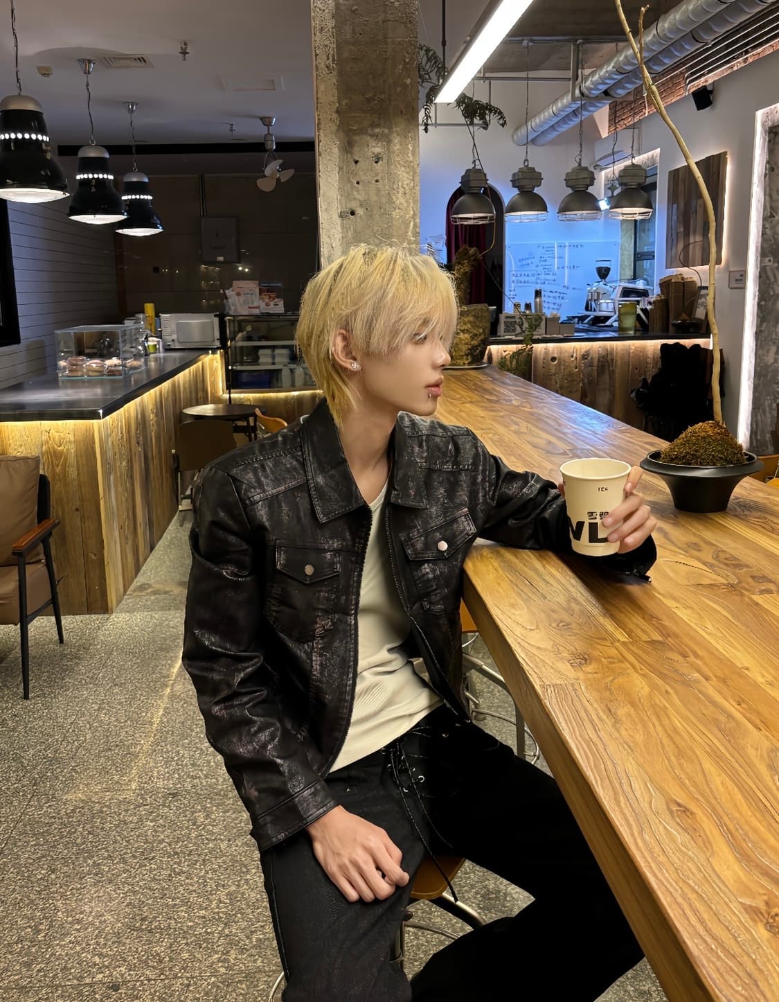 Distressed Paint-Coated Cropped Moto Jac 상품이미지1