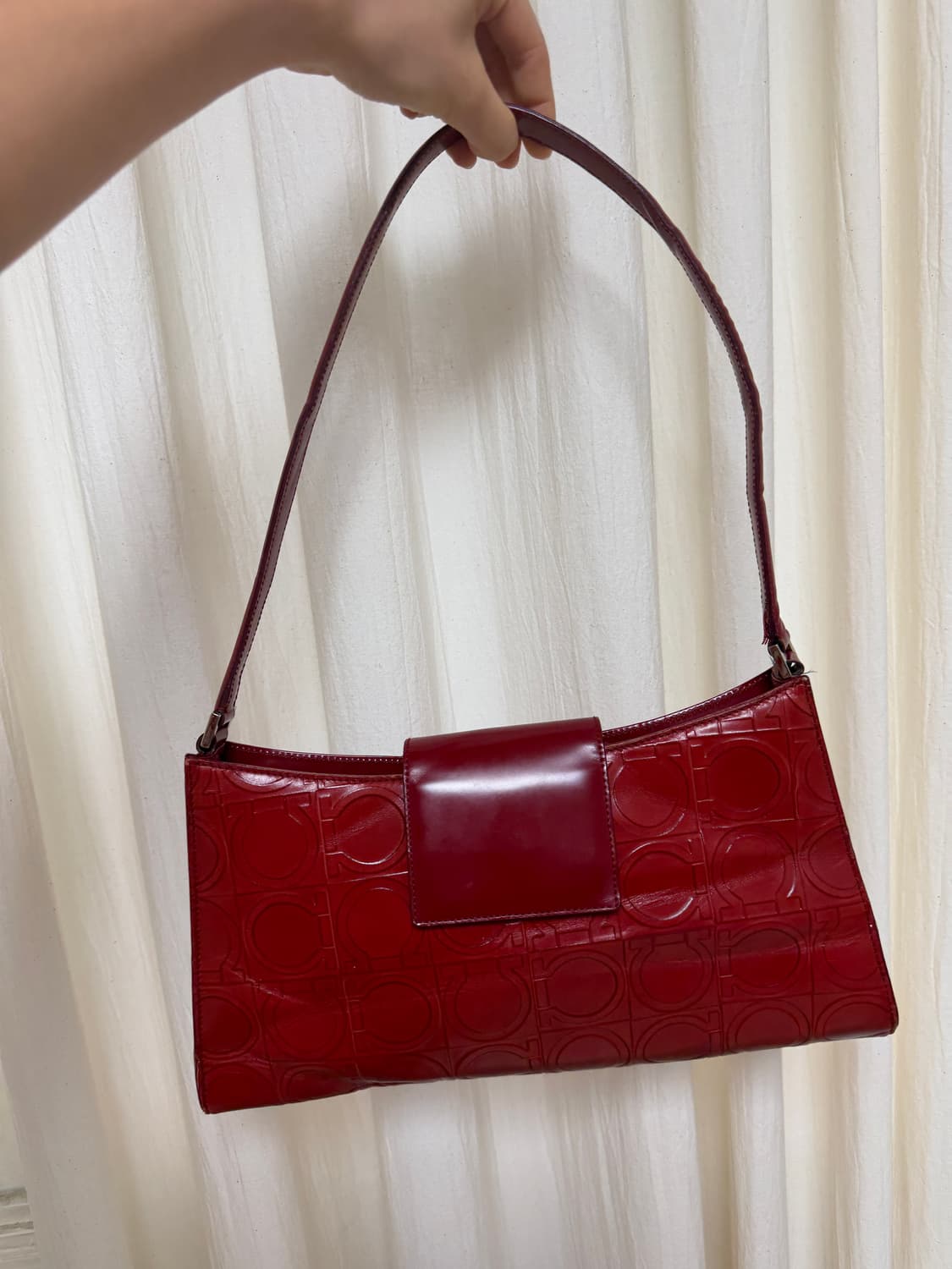 페라가모 간치니 패턴 포켓 플랩 숄더백 레드 상품이미지3