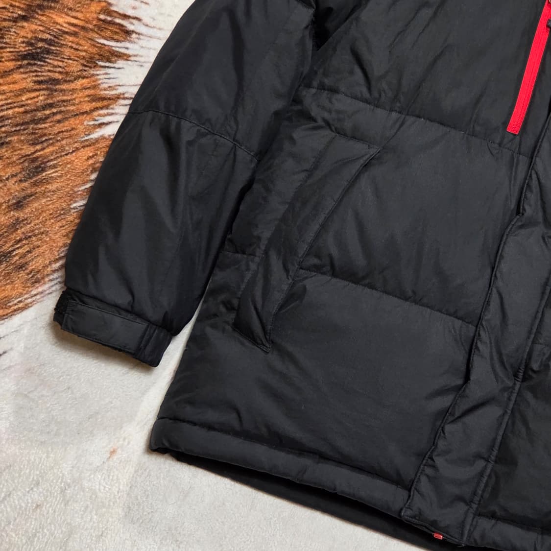 아디다스 덕다운 레드 로고 블랙 패딩 상품이미지3