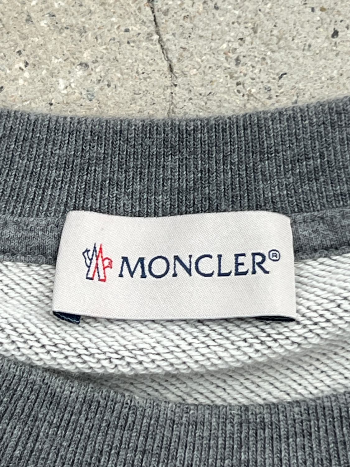 몽클레어 와펜 빅로고 그레이 맨투맨 상품이미지7