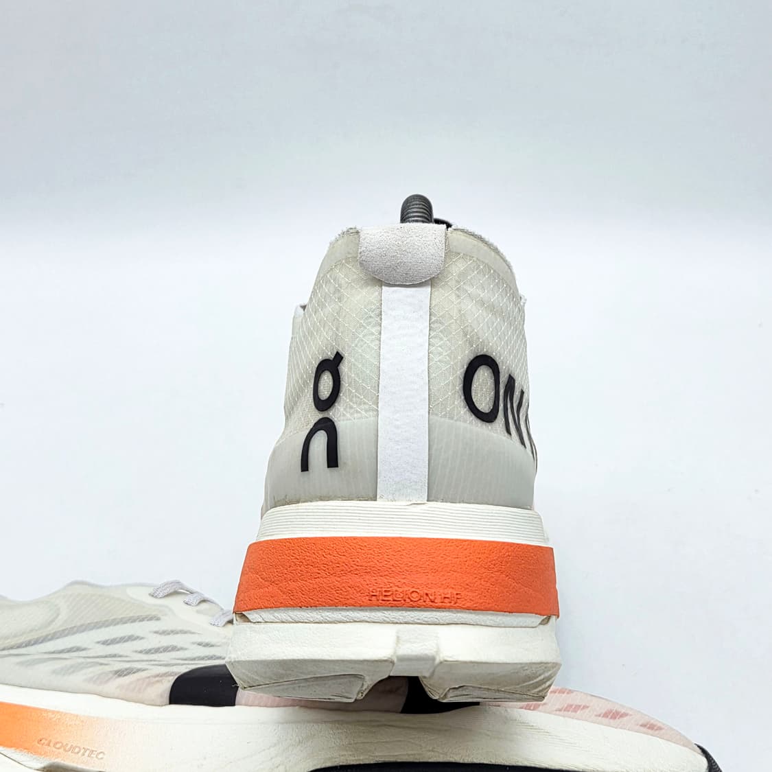 온 러닝 클라우드붐 스트라이크 화이트 블랙 (295) 상품이미지2