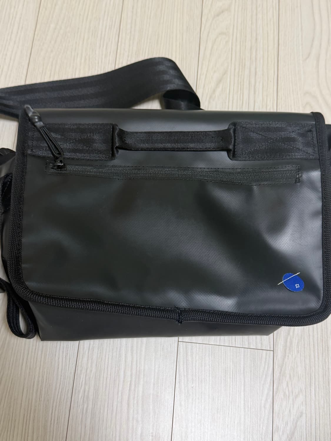 아더에러 크로스백 블랙  상품이미지3