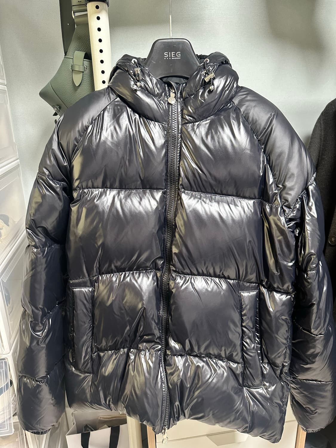 피레넥스 구스다운 유광블랙패딩 L사이즈 1회착 상품이미지2