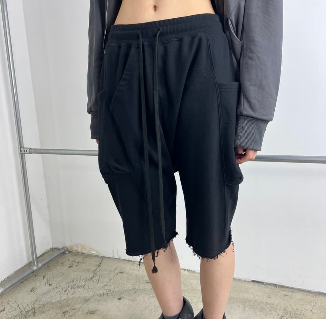 The Viridi Anne 22ss 비대칭 드롭 크로치 쇼츠 상품이미지2