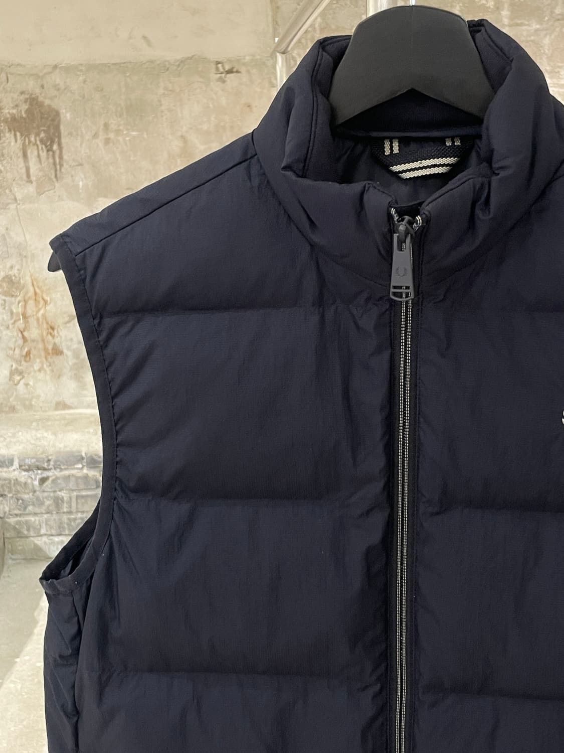 프레드 페리 다크 네이비 로고 투 웨이 패디드 베스트 상품이미지2